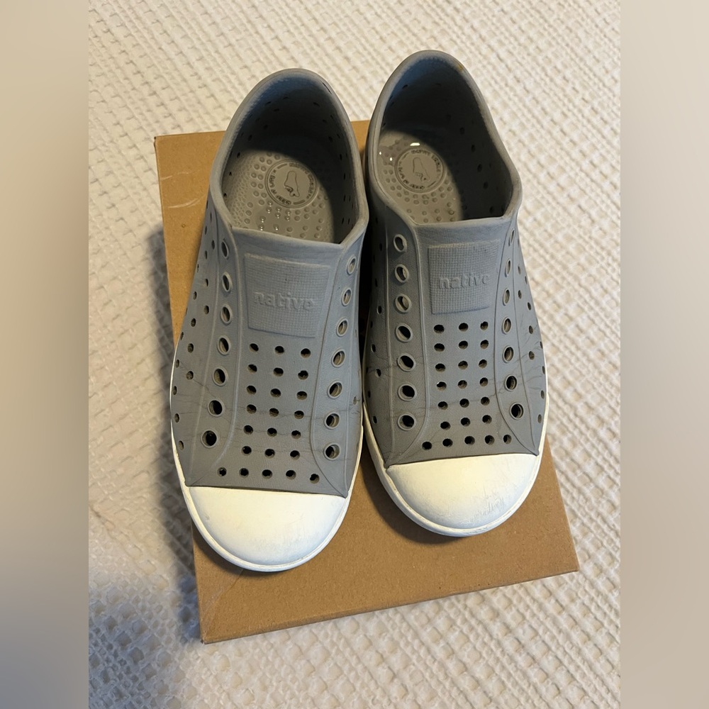 Native Jefferson size 12 (kids) in pigeon gray/shell white